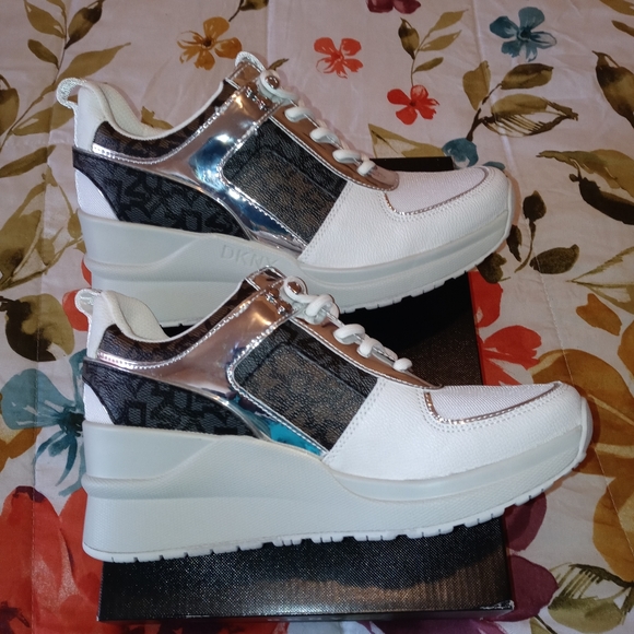 DKNY LEO Wedge Sneaker - Picture 8 of 8